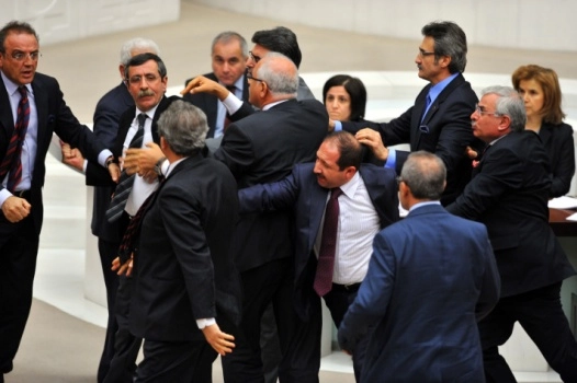 'Üslup' tartışmasında yumruklar konuştu!