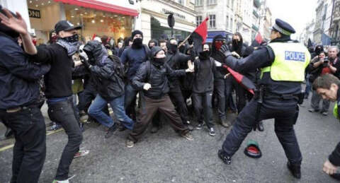 Londra sokakları fena karıştı!