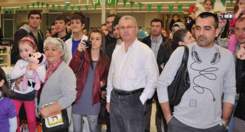 İşyerinin yaş gününü dans ederek kutladılar