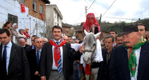 Başkan Dündar köy düğününde