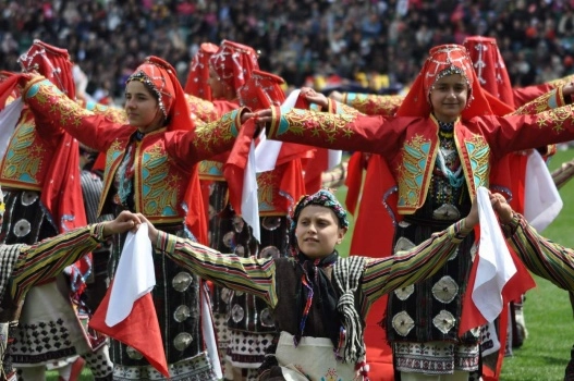 Dünya çocukları Bursalı kardeşleriyle