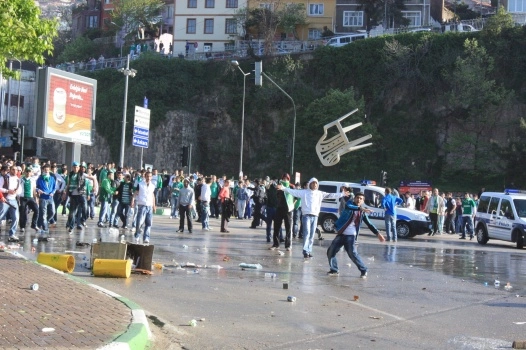 Fanatik taraftarlar ortalığı savaş alanına çevirdi