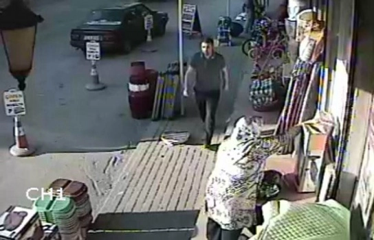 Annenin hırsızlık eğitimi kameralara takıldı