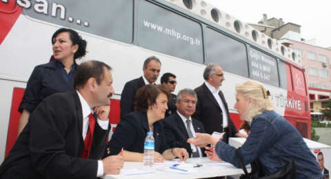 MHP'nin 'Dert Dinleme Otobüsü' Bursa'da