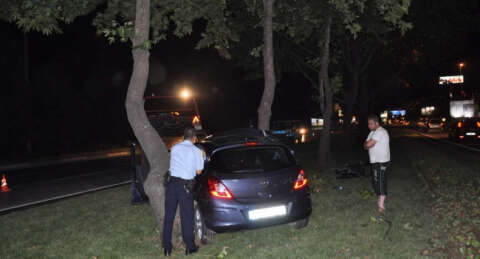 Otomobil ağaca çarptı: 2 ölü