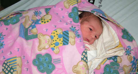 Apartmanın 5. katında terk edilen bebek