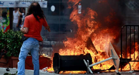Paket geçti Atina sokaklarında savaş başladı
