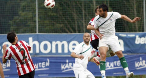 Timsah berabere kaldı