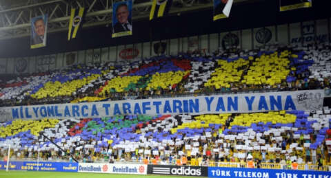 Fener taraftarı sahayı bastı