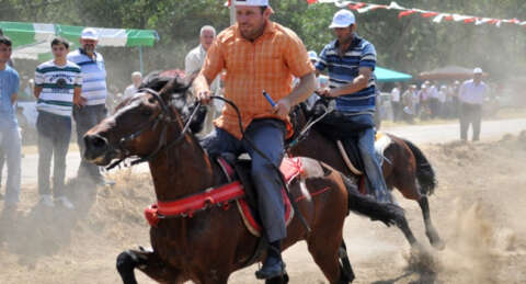 Kayapa'da rahvan at yarışları nefes kesti