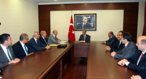 Arınç: Kriz çıkmasını bekleyenler var