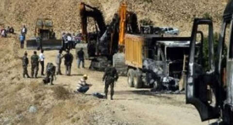 PKK iş makinelerini yakıp 3 kişiyi kaçırdı