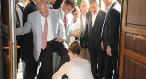 Arınç ayakkabısını çıkardı, Vali galoş giydi!