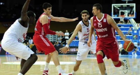 Miller İspanya'yı son periyotta devirdi