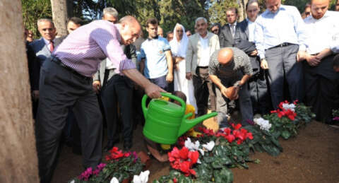 Erdoğan annesinin mezarını ziyaret etti
