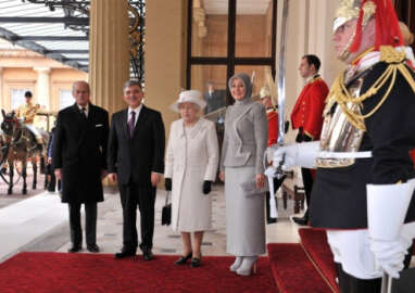 Cumhurbaşkanı Gül ve eşi Buckingham Sarayı'nda