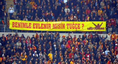 Tribünden pankartlı evlilik teklifi!