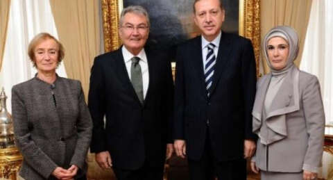 Deniz Baykal gülüşmenin nedenini açıkladı