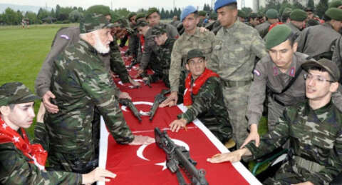 En yaşlı asker teskere aldı!