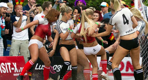 Porno yıldızlarının futbol maçı nefes kesti