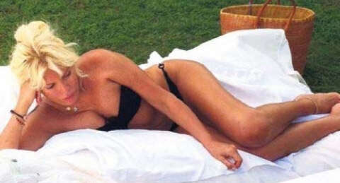 Ajda Pekkan bikinisiyle ortaya çıktı!