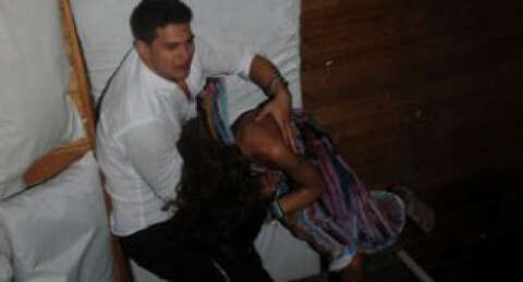 Öpüşürken yakalanınca mekan sahibine küfretti!