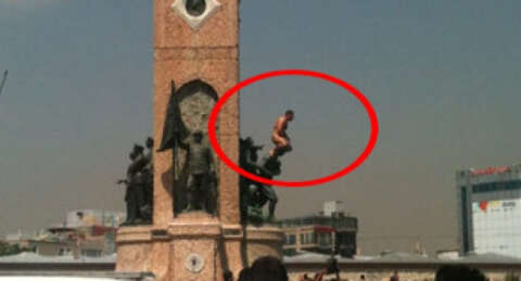 Soyunup Atatürk Heykeli'ne çıktı