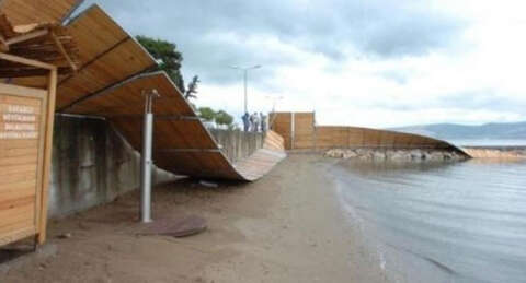 Şiddetli rüzgar 'tesettür paravanı'nı yıktı!