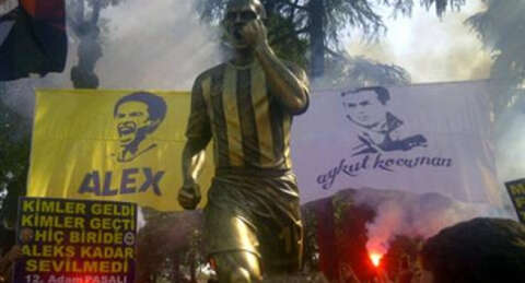Alex'in heykeli dikildi