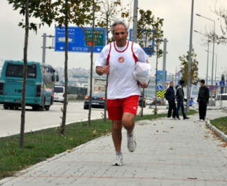 Evden işe her gün 34 kilometre koşuyor