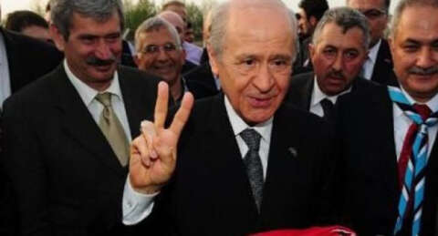 Bahçeli'nin eli sürçtü, zafer işareti yaptı