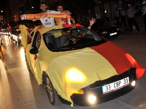 Sokaklar sarı kırmızıya boyandı!