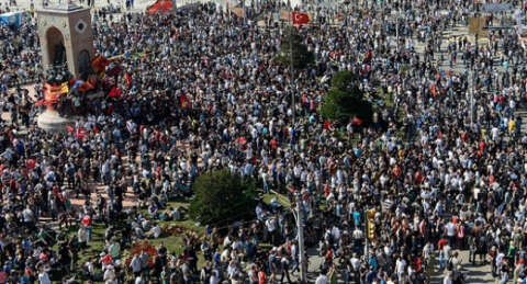 Taksim ve Gezi Parkı'ndaki bekleyiş sürüyor