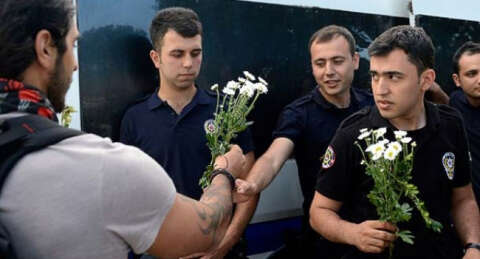 Eylemci-polis çiçek takdimi