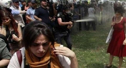 Reuters, 'Kımızılı kadın'ın öncesi ve sonrasını yayınladı
