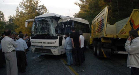 Kamyonla otobüs çarpıştı: 7 yaralı