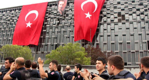 Taksim'de polislerden sloganlı gösteri!