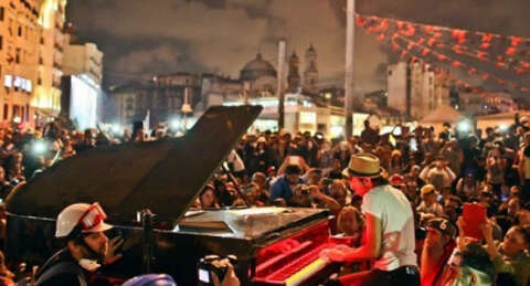 Taksim Meydanı'nda piyano resitali