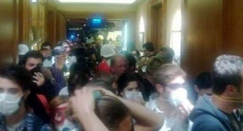 Polis, Divan Oteli'nin içine biber gazı sıktı