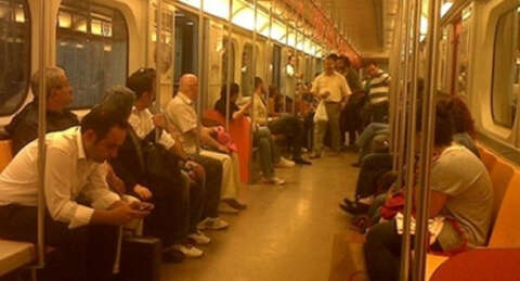 Ankara metrosunda gitarlı müzik gerilimi!