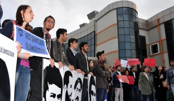 YÖK kuruluş yıldönümünde protesto edildi