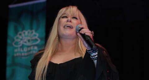 Zerrin Özer'den coşkulu konser