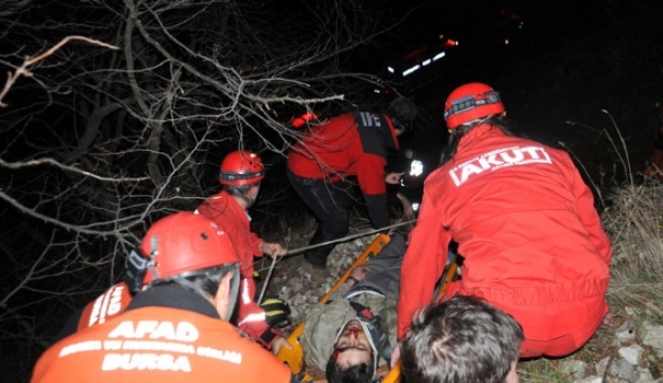 İntihar için çıktığı kayalıklardan yuvarlandı
