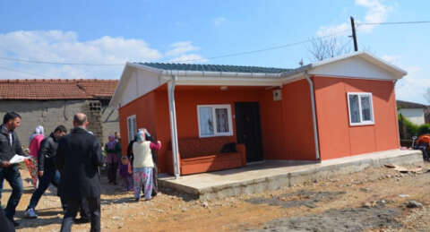 Evi yanan aileye prefabrik ev