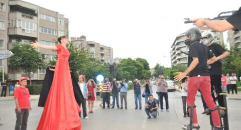 'Kırmızılı Kadın' Bursa'da devleşti !