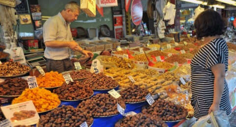 Hurma çeşitleri tezgahları doldurdu