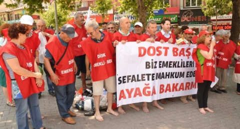 Emeklilerden tencere-tavalı, çıplak ayaklı eylem