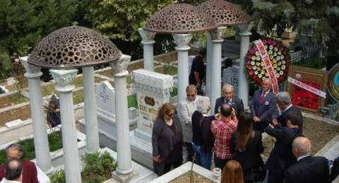 Sanat Güneşi Zeki Müren unutulmadı