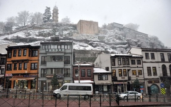 Bursa'ya mevsimin ilk karı yağdı