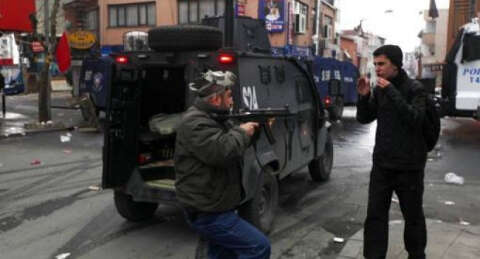 Berkin Elvan anmasında polis sivillere silah doğrulttu